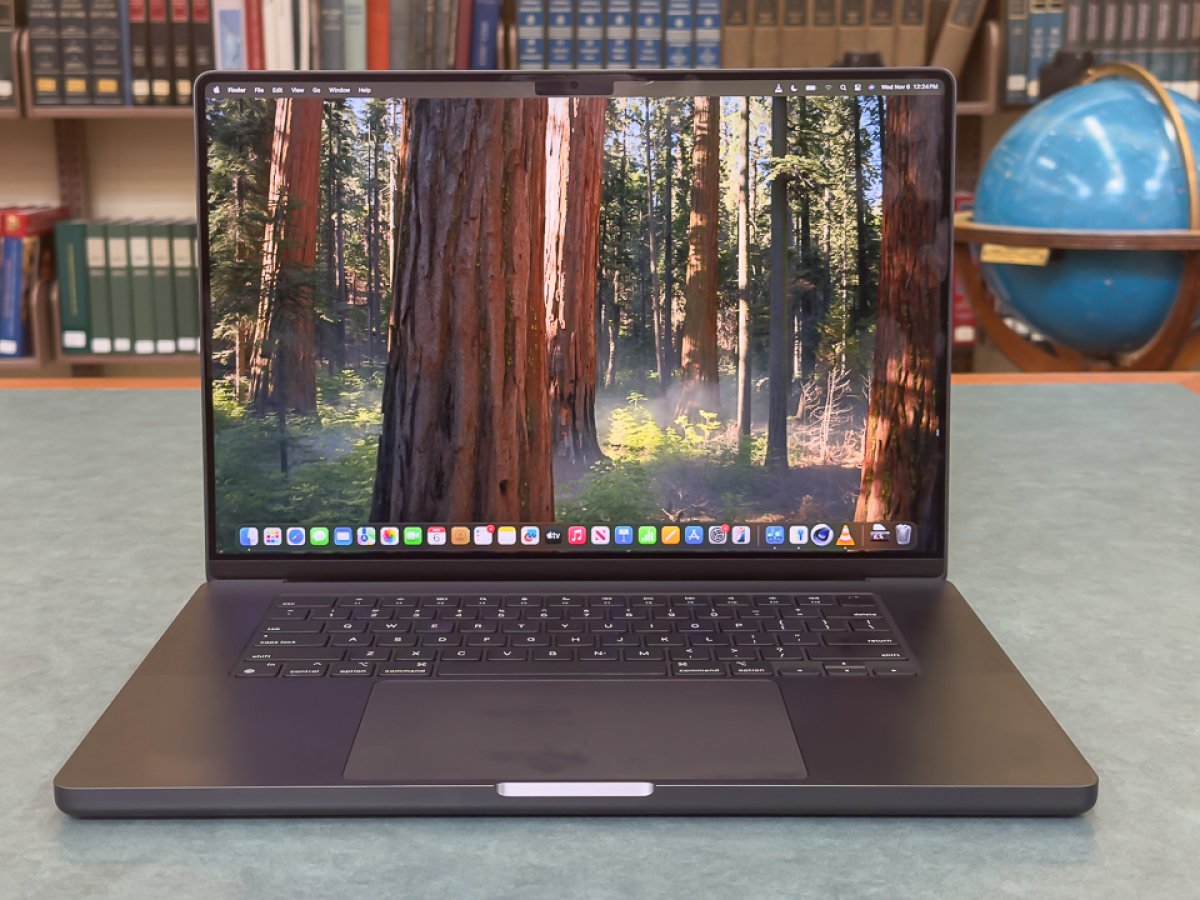 16-inch MacBook Pro M4 Max with large display for professionals